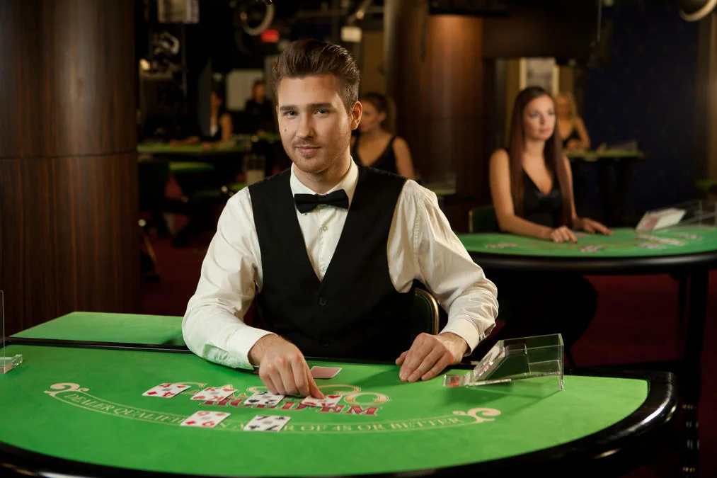 Tampilan meja kasino live dengan dealer dan kamera real-time